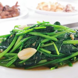 ปวยเล้งผัดกระเทียมน้ำมันหอย
