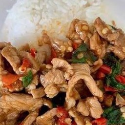 กระเพราหมูชิ้นราดข้าว