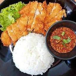 ข้าวไก่ทอด + น้ำจิ้มแจ่ว