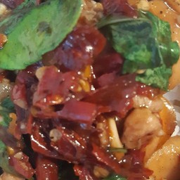 ผัดพริกแห้งโหระพาราดข้าว