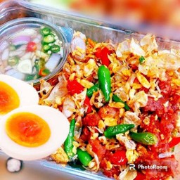 ข้าวหมูทอดจุกๆ ไข่ต้ม