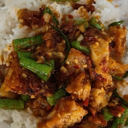 พริกแกงหมูกรอบราดข้าว