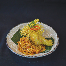 K1- ข้าวซอยผัดแห้ง น่องไก่ (Dry Fried Khao Soi with Chicken Thigh)