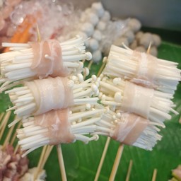 เห็ดเข็มทองพันสามชั้นย่างเนย