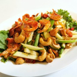 ยำแอปเปิ้ลเขียวกุ้งเสียบ