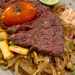ผัดไทยเนื้อวากิว สไตล์ฉัน ไข่ดอง Wagyu Pad Thai