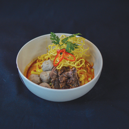 F7- ข้าวซอยเศรษฐี รวมเนื้อ (Khao Soi with Beef)
