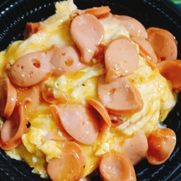 ข้าวไข่ข้นไส้กรอก