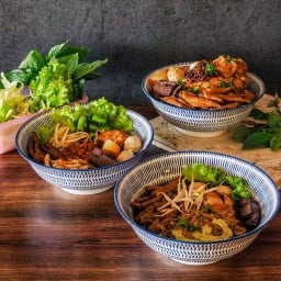 ก๋วยเตี๋ยวไก่มะระตั้งเตาส์ รสเด็ด