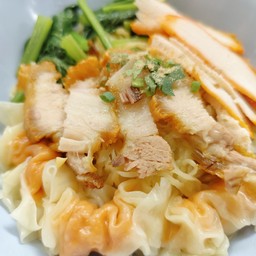 บะหมี่เกี้ยว หมูแดง หมูกรอบ
