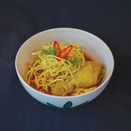 F6- ข้าวซอยเศรษฐี น่องไก่ (Khao Soi with Chicken Thigh)