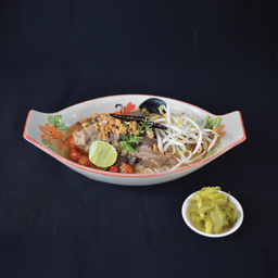 F16- ขนมจีนน้าเงี้ยว (Vermicelli with Thai Pork Curry)