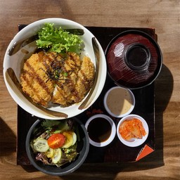 ข้าวไก่ทอดทงคัตสึ ซุปมิโซะ + สลัด