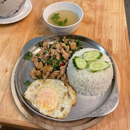 ข้าวผัดกระเพาหมู