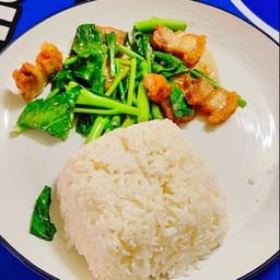 ข้าว คะน้าหมูกรอบ