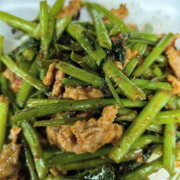 พริกแกงหมูผักบุ้งราดข้าว