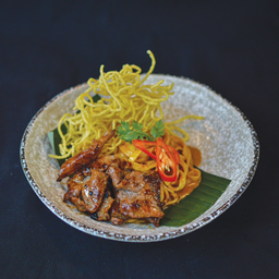 K4- ข้าวซอยผัดแห้ง หมูย่าง (Dry Fried Khao Soi with Roast Pork)