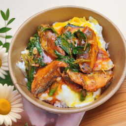 ข้าวราดกระเพราปลากระป๋องไข่ข้น