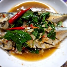 ปลาทูสดผัดใบโหระพา (2ตัว) +ข้าว