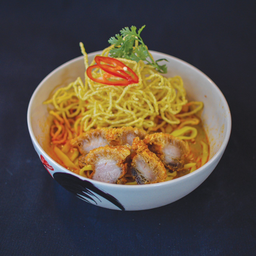 F15- ข้าวซอยเศรษฐี หมูกรอบ (Khao Soi Crispy Pork)