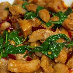 ข้าว สันคอหมูผัดพริกแห้งโหระพา