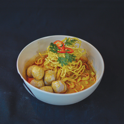 F4- ข้าวซอยเศรษฐี ลูกชิ้น หมู / เนื้อ (Khao Soi with Meat Ball)