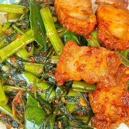 พริกแกงผักบุ้งหมูกรอบราดข้าว