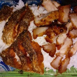ข้าว หน้าปลาแกะ&หมูทอด