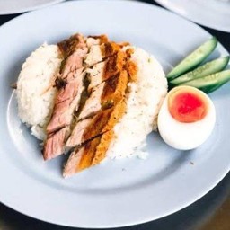 ข้าวหมูกรอบพร้อมน้ำจิ้มซีฟู้ดแซ่บๆ