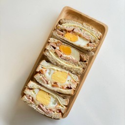 แซนวิชไส้กรอกไก่ฮาลาล