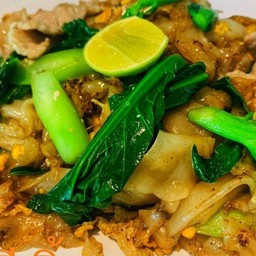 ยิ่งเจริญราดหน้ายอดผัก