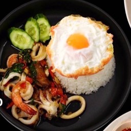 กะเพราทะเล+ไข่ดาว