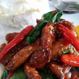 กระเพราหมูแดด