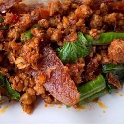 ผัดพริกแกงเนื้อสับ +เนื้อเชียงเป็นกับ