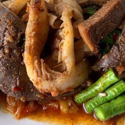 ผัดพริกแกงเครื่องในรวมเป็นกับ