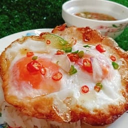 ข้าวกับไข่และขนมปัง