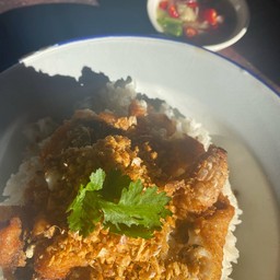 ข้าวปลาทอดกระเทียม