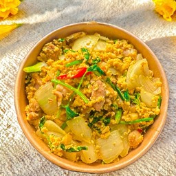 ไก่ผัดผงกะหรี่ราดข้าว