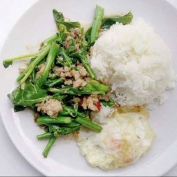 คะน้าปลาเค็มราดข้าว