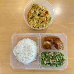ข้าวเนื้อปูผัดผงกะหรี่+ดอกขจรหมู+จ๊อปู