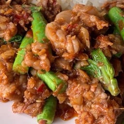 ผัดพริกแกงเนื้อดาวกระจายเป็นกับ
