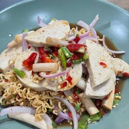 ยำมาม่าหมูยอ