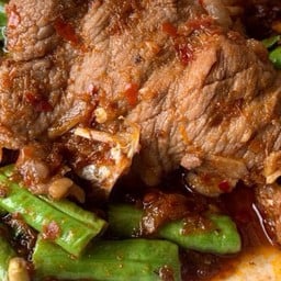 ผัดพริกแกงเนื้อริบอายเป็นกับ