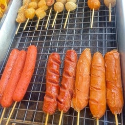 ชุดปาร์ตี้ลูกชิ้น และไส้กรอกรวมมิตรทอด  ( ชุด 10 ไม้ แถม 1 ไม้ค่ะ )