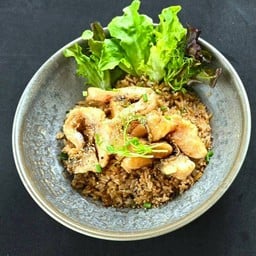 ข้าวผัดกระเทียมปลากะพงซอสมะขาม