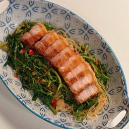 หมี่กระเฉดหมูกรอบ