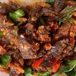 ผัดพริกแกงโคขุนแดดเดียวเป็นกับ