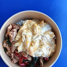 ข้าวไข่ข้นกระเพราหมูชิ้น