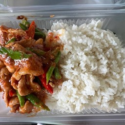 ข้าวพริกแกงหมูใส่ถั่วฝักยาว