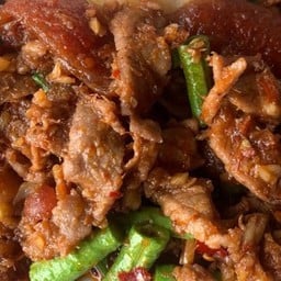 ผัดพริกแกงเนื้อสัน เนื้อเชียงเป็นกับ